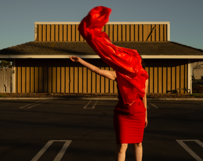 foto a una mujer con telas rojas